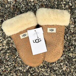 UGG NWT Sparkle Dot Sheepskin Mittens - Size 4-6 year